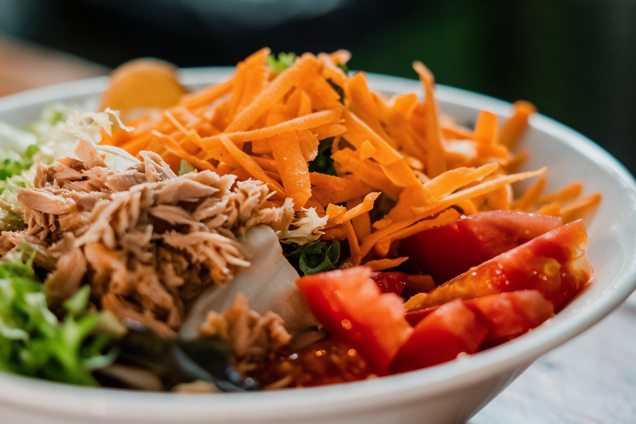 Ensalada de atún con zanahoria, tomate y lechuga